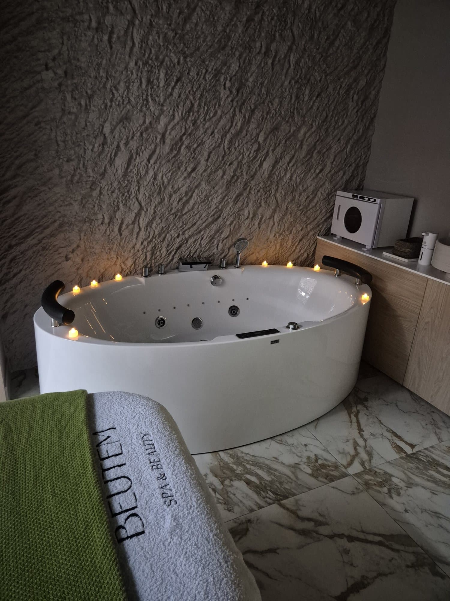 SPA-комната с джакузи, свечами и рельефной стеной