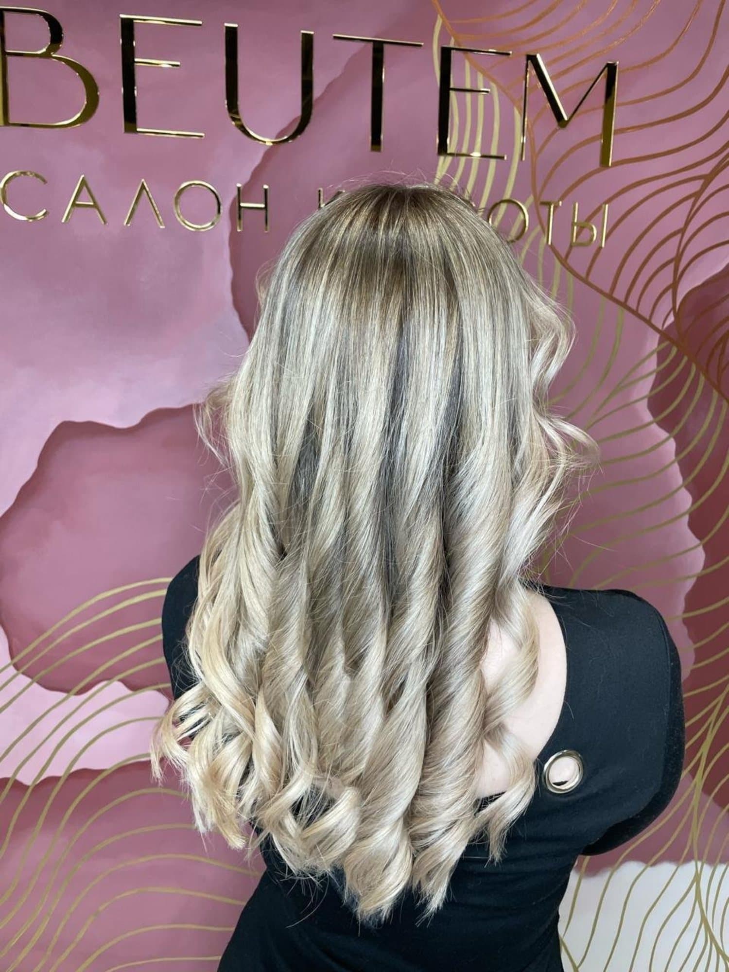 Холодный блонд с мягкими локонами, работа мастера BEUTEM